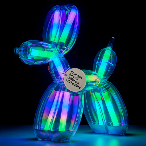 Lexon BALLOON DOG LAMP multicolor LED asztali lámpa, színes megvilágítással sötét háttér előtt