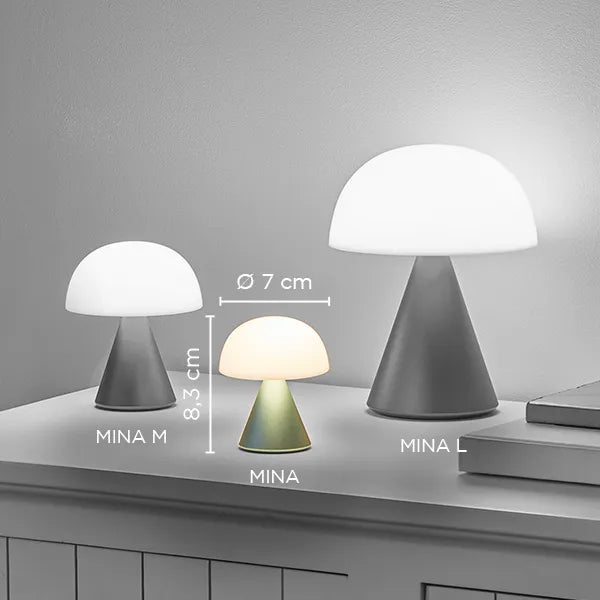 Lexon MINA hordozható LED asztali lámpa, 8,3 cm-es magassággal és 7 cm-es átmérővel, a MINA M és MINA L modellek mellett
