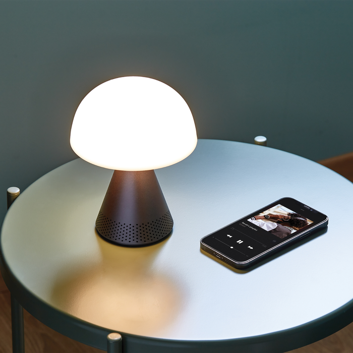 Lexon MINA L AUDIO hordozható LED asztali lámpa Bluetooth hangszóró funkciója okostelefonnal
