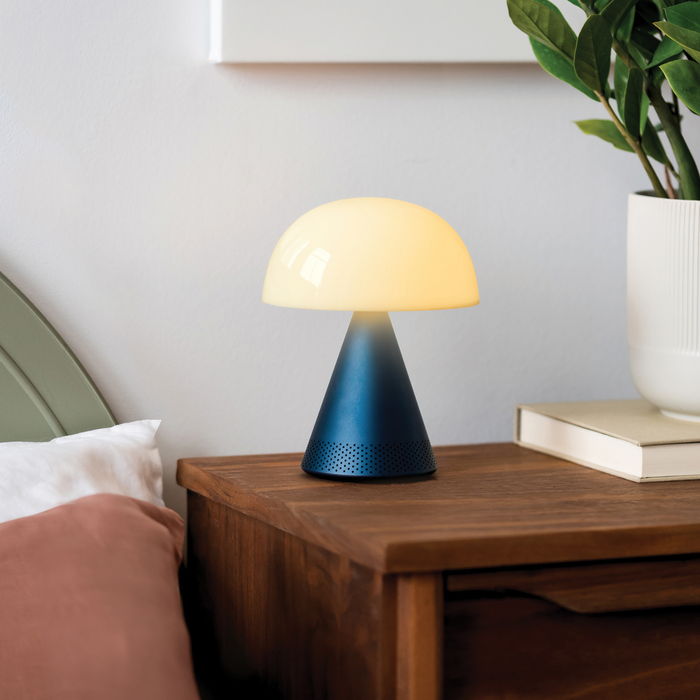 Lexon MINA L AUDIO hordozható LED asztali lámpa háloszobai enteriőrben, kék kivitelben