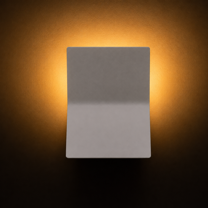 BRUXEL 12 beltéri LED fali lámpa a Bazzikoshop kínálatában, Rendl Light, bekapcsolt állapotban sötét háttér előtt