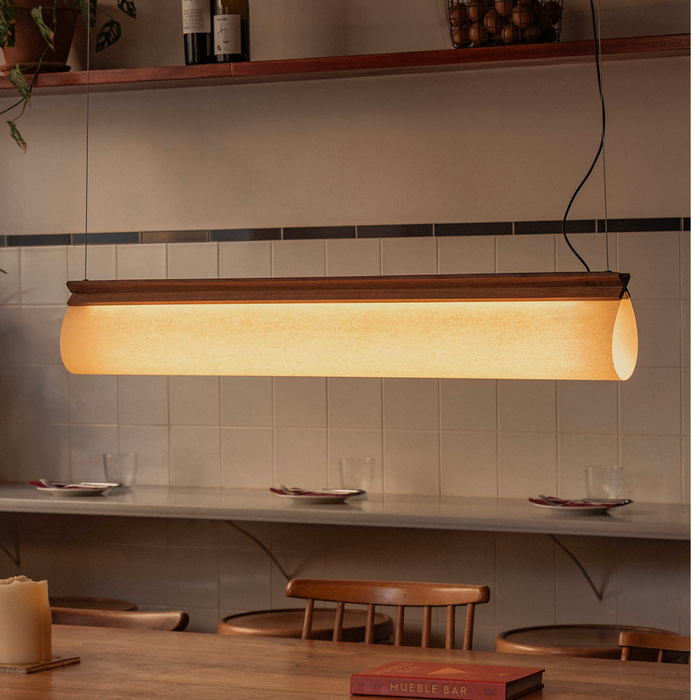 CATA Walnut lineáris függőlámpa a Bazzikoshop kínálatában, Faro Barcelona, éttermi pult fölött