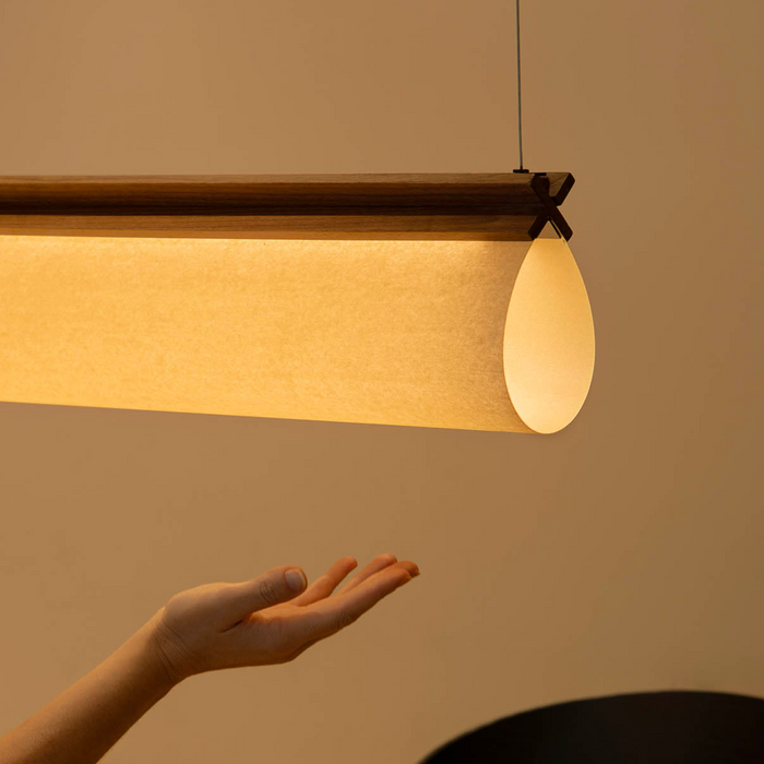 CATA Walnut lineáris függőlámpa a Bazzikoshop kínálatában, Faro Barcelona, kézzel mérethez viszonyítva
