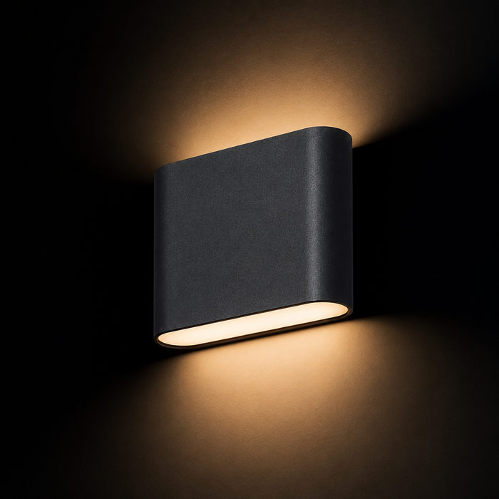 CHOIX 114 kültéri LED fali lámpa a Bazzikoshop kínálatában, Rendl Light, bekapcsolt állapotban sötét háttér előtt
