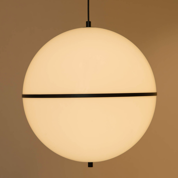 DOME M beltéri függőlámpa a Bazzikoshop kínálatában, Faro Barcelona, bekapcsolt állapotban melegtónusú háttérben