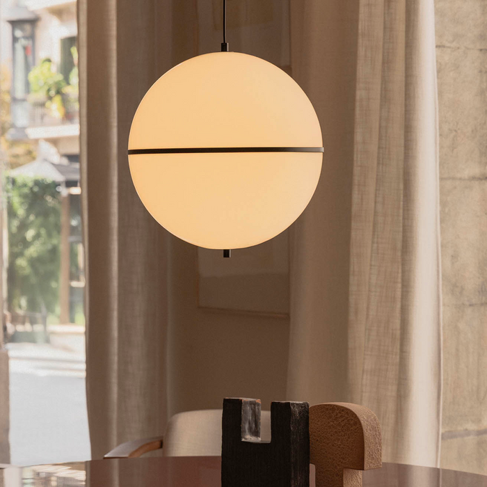 DOME M beltéri függőlámpa a Bazzikoshop kínálatában, Faro Barcelona, nappali fényben szobrászati dekorral