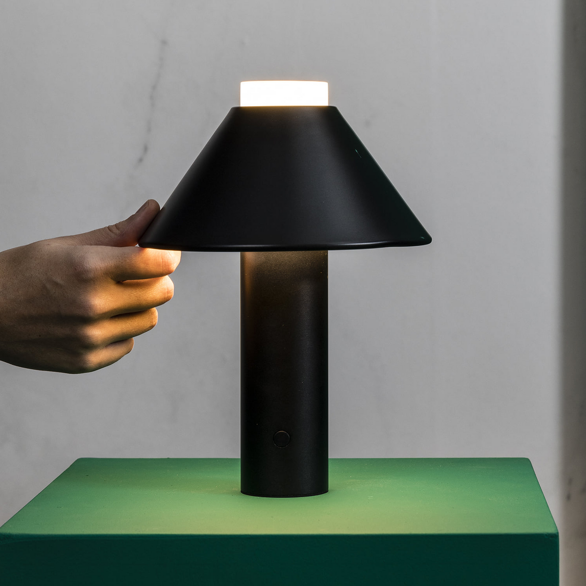 FUJI fekete hordozható lámpa állítgatás közben a Bazzikoshop kínálatában, Faro Barcelona