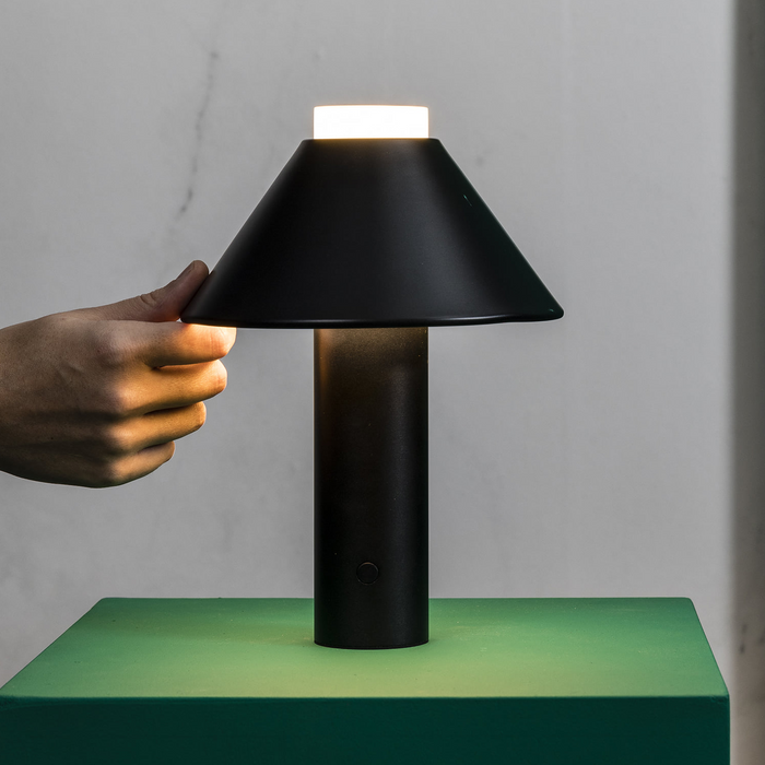 FUJI fekete hordozható lámpa állítgatás közben a Bazzikoshop kínálatában, Faro Barcelona
