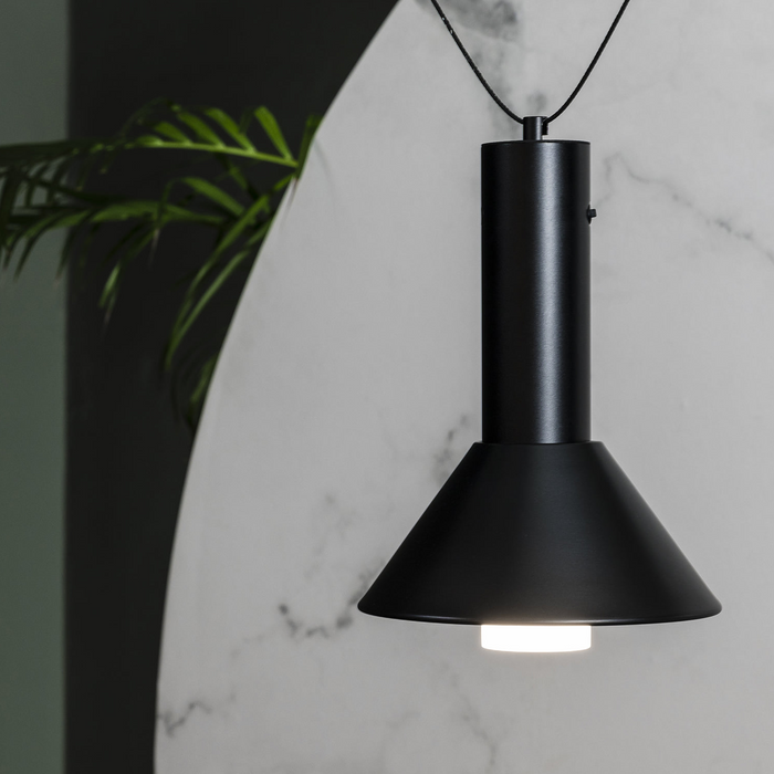 FUJI fekete hordozható lámpa felfüggesztve enteriőrben a Bazzikoshop kínálatában, Faro Barcelona