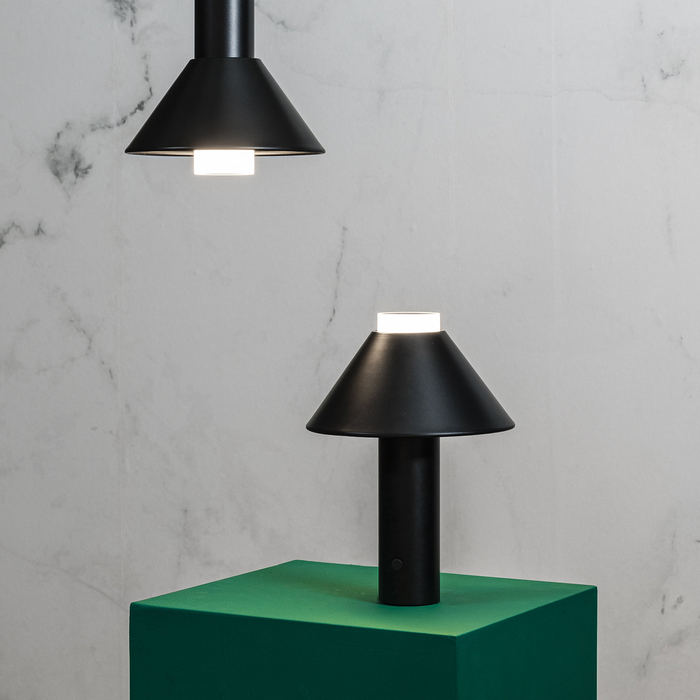FUJI fekete hordozható lámpa függő és asztali formában együtt a Bazzikoshop kínálatában, Faro Barcelona