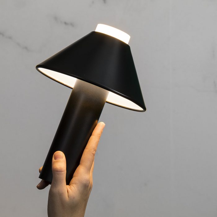 FUJI fekete hordozható lámpa kézben tartva a Bazzikoshop kínálatában, Faro Barcelona