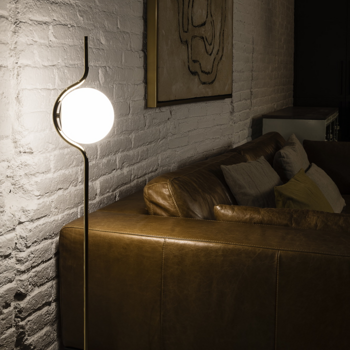 LE VITA design hangulat állólámpa nappali enteriőrben a Bazzikoshop kínálatában, Faro Barcelona, fekete kivitelben