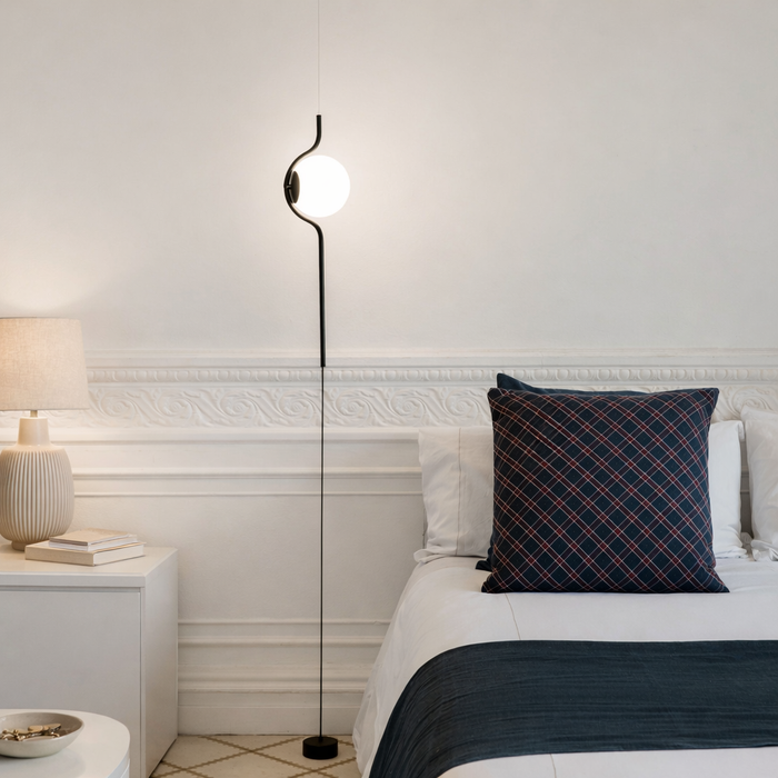 LE VITA függő- és állólámpa háloszobai enteriőrben a Bazzikoshop kínálatában, Faro Barcelona, fekete kivitelben