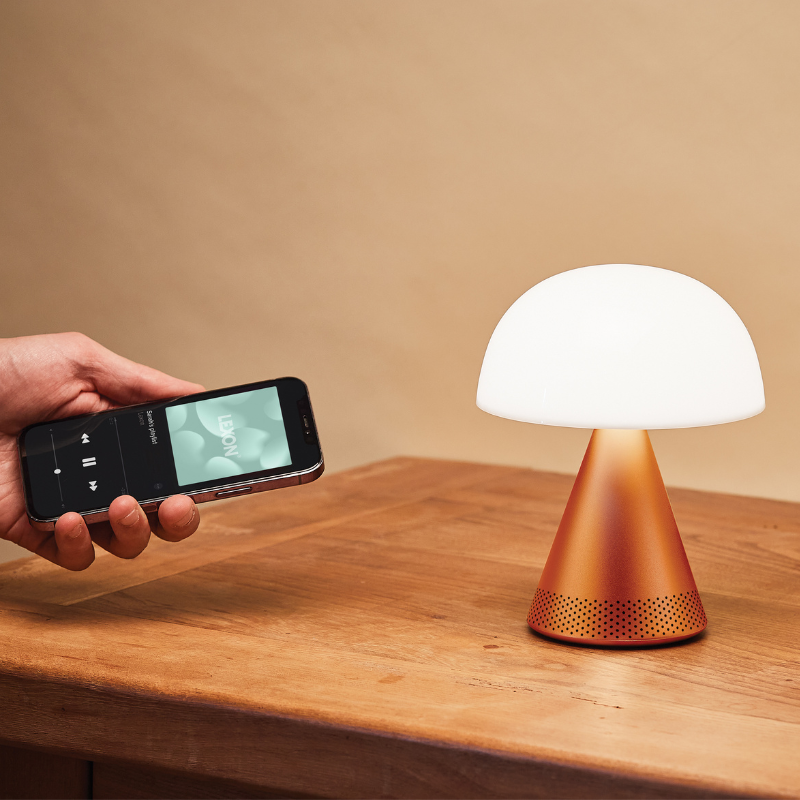 MINA L AUDIO hordozható asztali lámpa Bluetooth hangszóróval a Bazzikoshop kínálatában, Lexon, terasz mellé