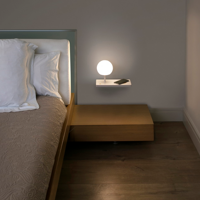 NIKO PC Right White beltéri LED fali lámpa háloszobai enteriőrben a Bazzikoshop kínálatában, Faro Barcelona