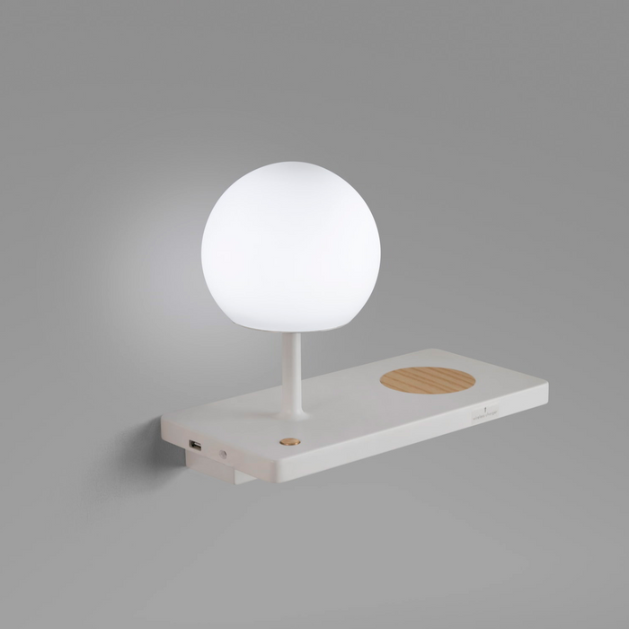 NIKO PC Right White beltéri LED fali lámpa vezeték nélküli töltőjének közeli felvétele a Bazzikoshop kínálatában, Faro Barcelona