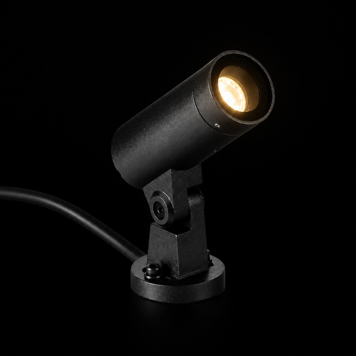 SAU XS 85 kültéri LED spotlámpa a Bazzikoshop kínálatában, Faro Barcelona, bekapcsolt állapotban