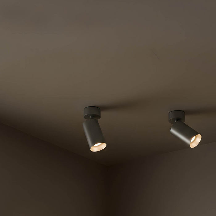 STAN Aluminum spotlámpa mennyezeti enteriőrben a Bazzikoshop kínálatában, Faro Barcelona, bekapcsolt állapotban