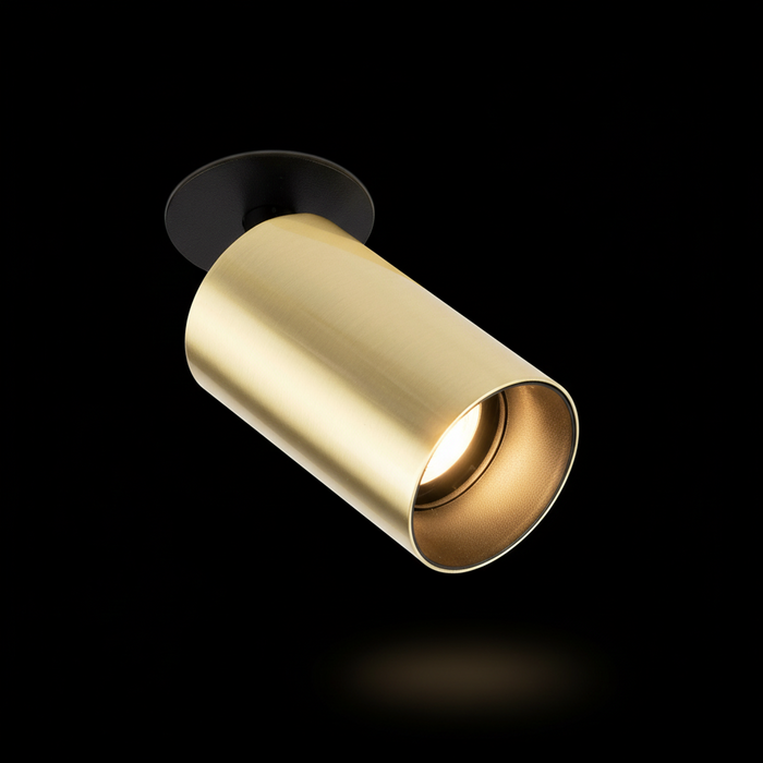 STAN Satin Gold beltéri süllyesztett mennyezeti lámpa a Bazzikoshop kínálatában, Faro Barcelona, bekapcsolt állapotban sötét háttér előtt