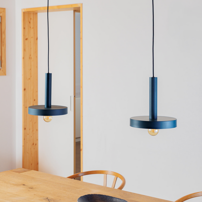 WHIZZ dizájner függőlámpa pár a Bazzikoshop kínálatában, Faro Barcelona, kék kivitelben étkezőasztal fölött